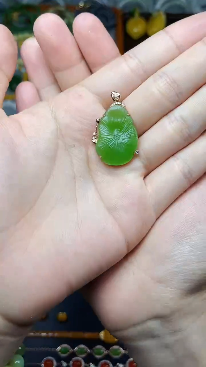 颈饰18K金镶嵌和田玉荷叶 06
