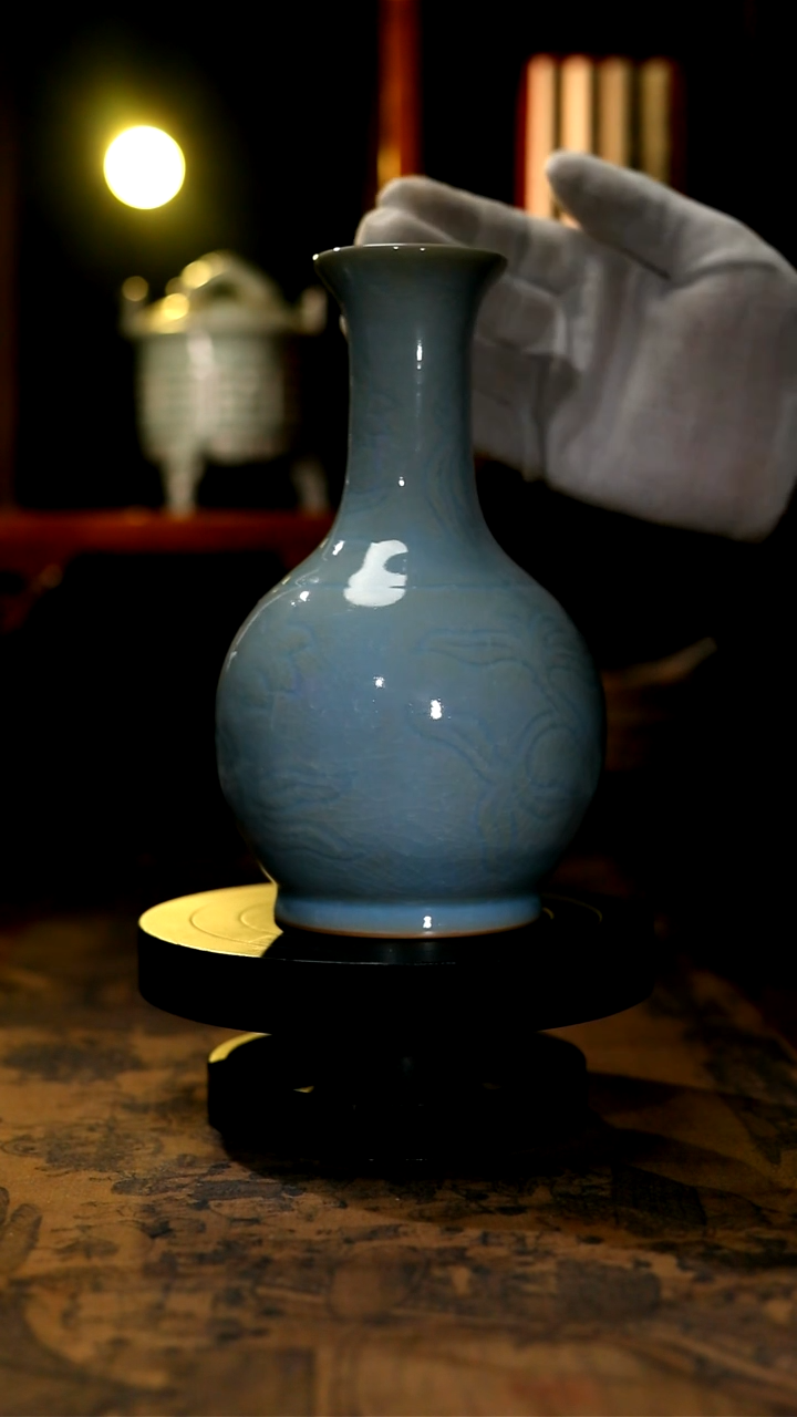 【闪购商品】瓶原矿天蓝釉刻花鹅颈瓶