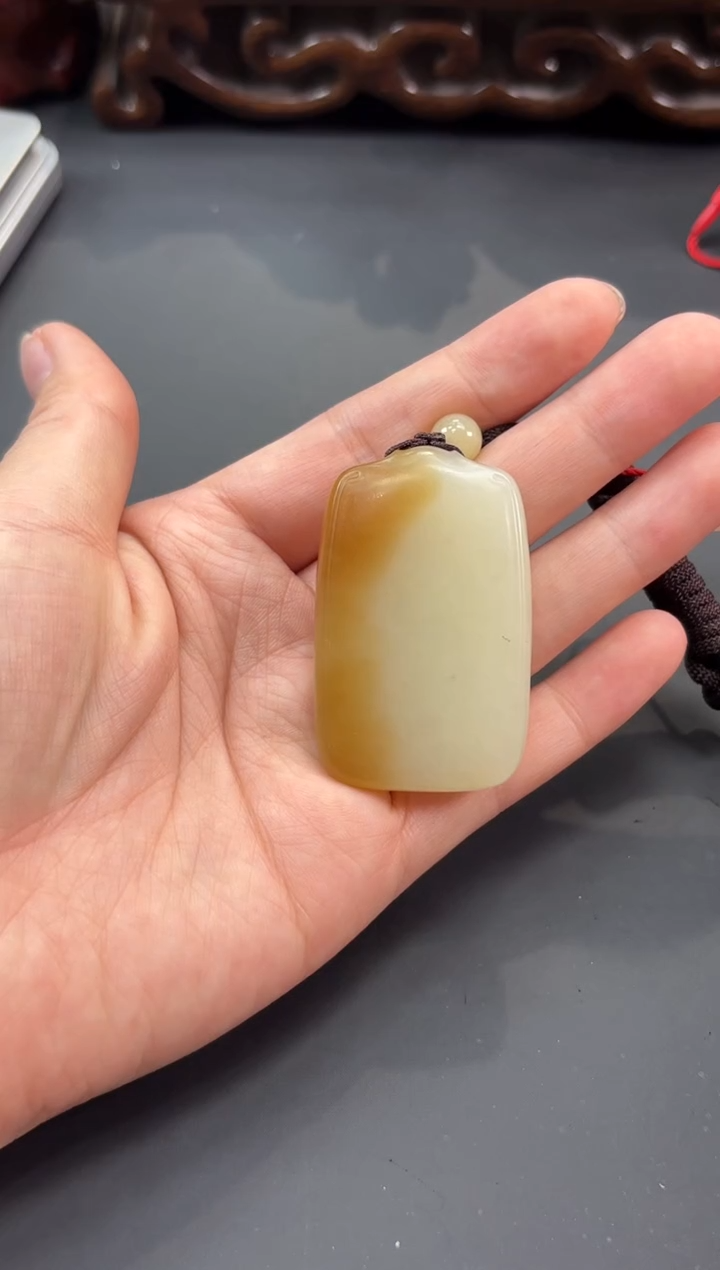 【闪购商品】和田玉吊坠(赠链)未镶嵌且末金山微色差吊坠