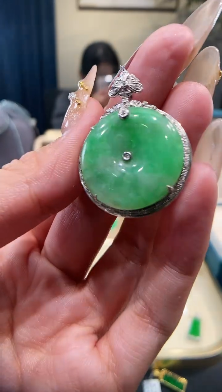 【闪购商品】翡翠吊坠(不含链)18K金镶嵌平安扣