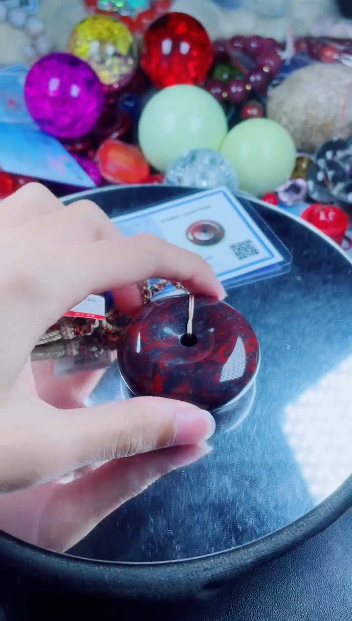 石英质玉未镶嵌颈饰鸡血玉吊坠