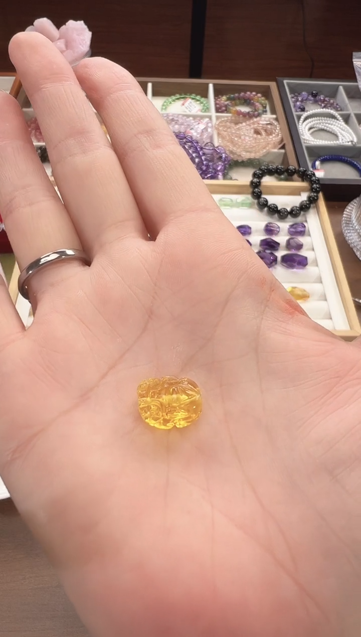 琥珀未镶嵌珠宝奇石奇**鹿天然琥珀貔貅单珠