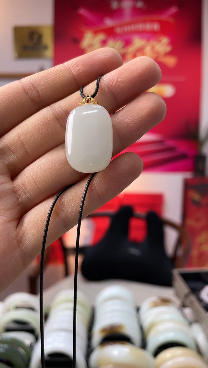 【闪购商品】和田玉颈饰18K金镶嵌白玉无事牌吊坠随机发一件