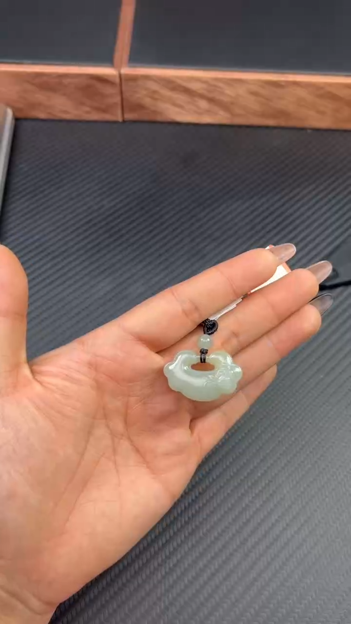 【闪购商品】和田玉吊坠(赠链)未镶嵌且末微色差近矿