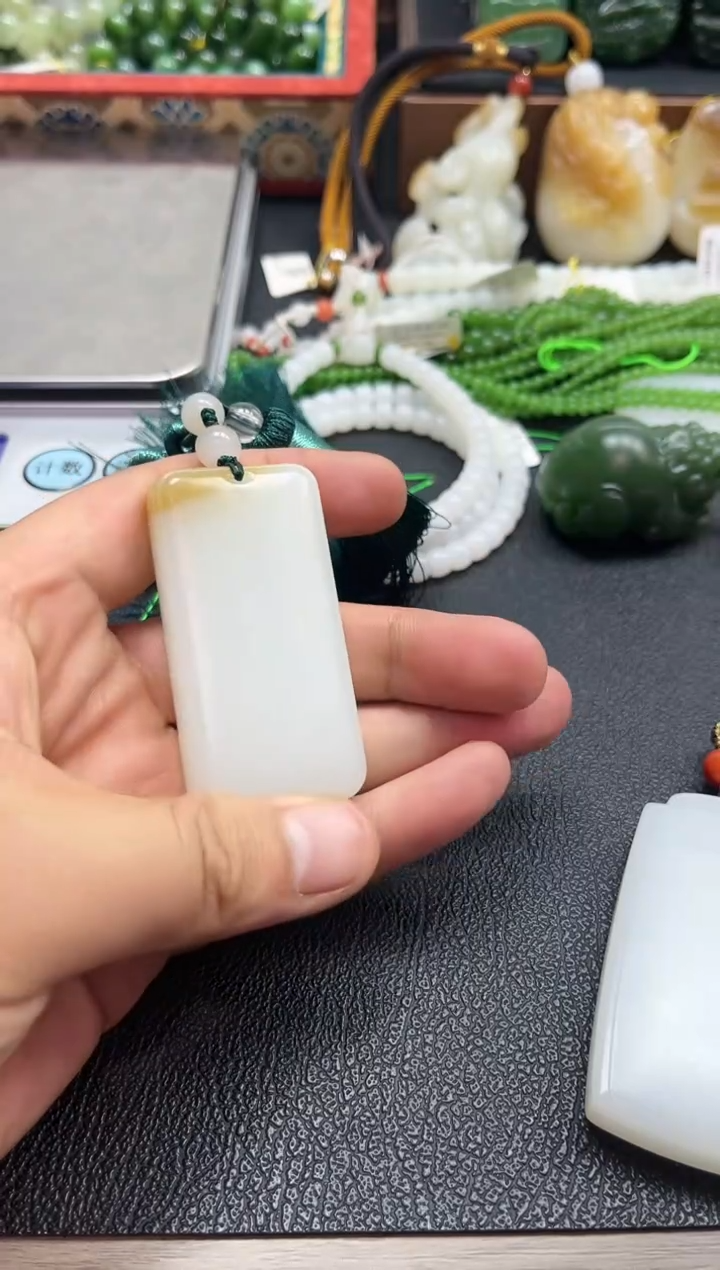 【闪购商品】和田玉颈饰未镶嵌俄料芭莎无事牌