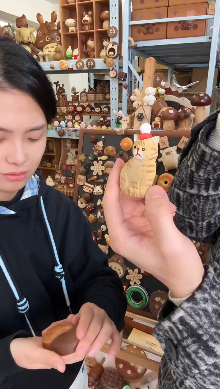 木带红帽子猫咪冰箱贴