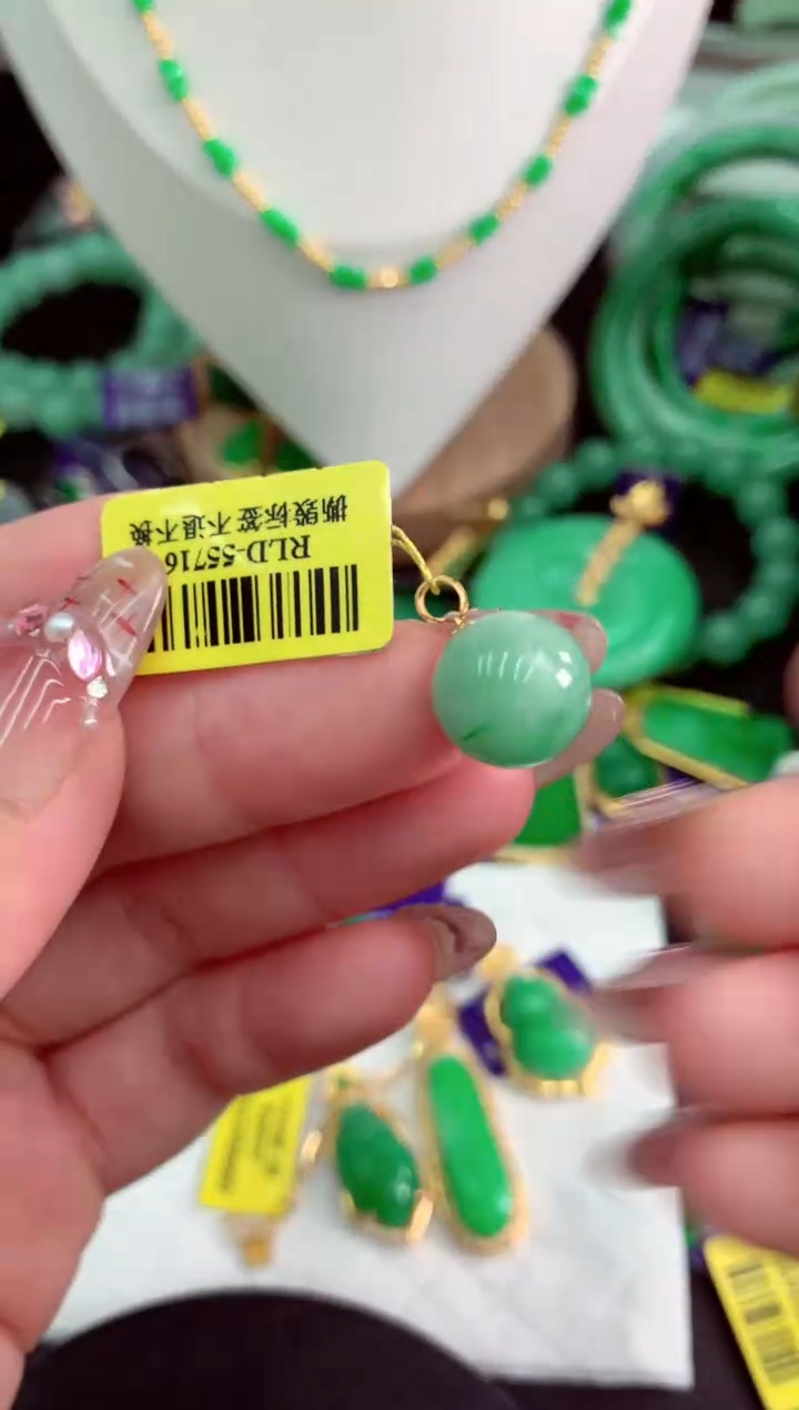 翡翠未镶嵌颈饰挂件