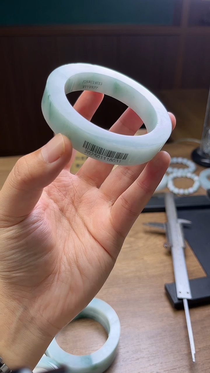 未镶嵌手镯定制翡翠黎****?定制