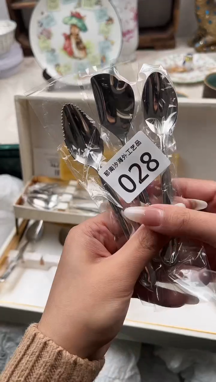 小****)E          028