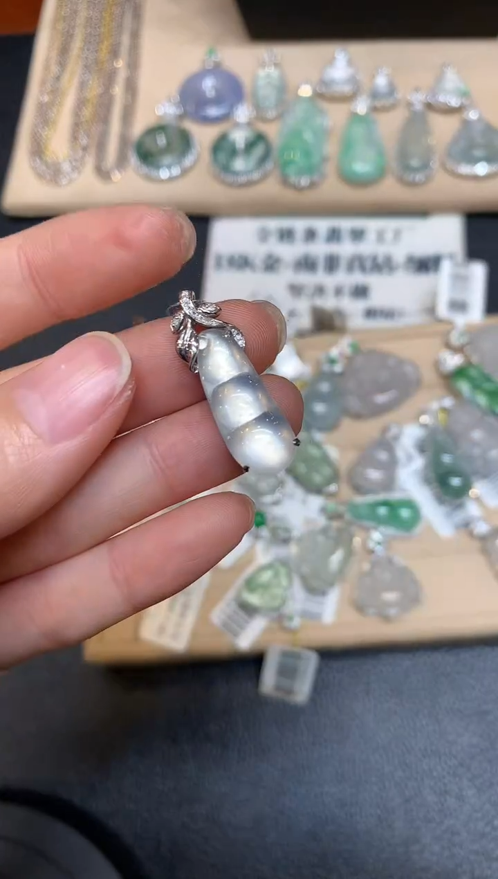 【闪购商品】翡翠颈饰18K金镶嵌福豆【无服务费