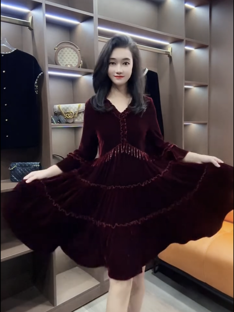 丝绒连衣裙女2025秋新款气质V领女神范高腰显瘦流苏高档荷叶边裙