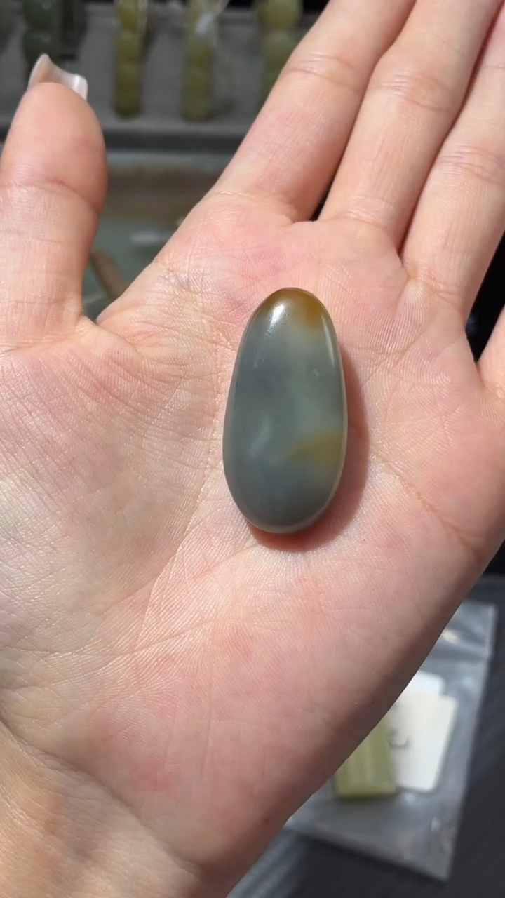 颈饰未镶嵌和田玉若羌楼兰三色微色差蛋面12.6g