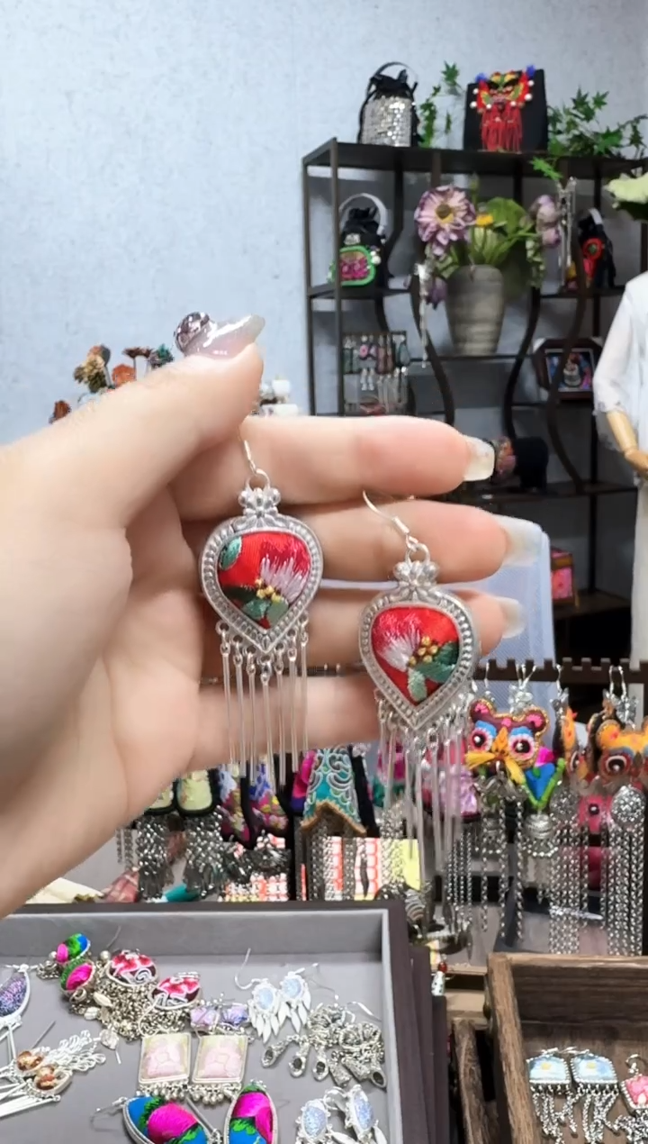 织绣云织瑶非遗老绣饰品508