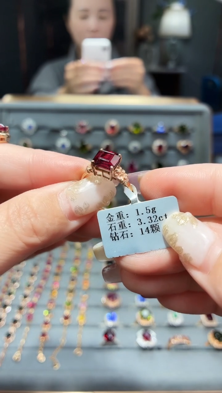 18K金镶嵌戒指石榴石3.32.