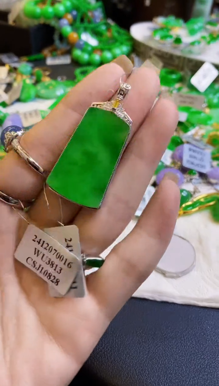 【闪购商品】翡翠颈饰18K金镶嵌无事牌