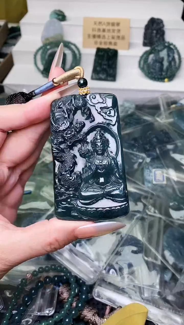 颈饰未镶嵌翡翠 