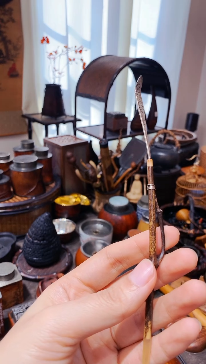 C****丁紫竹绕枝银制茶拨