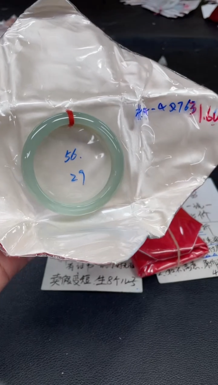 翡翠手镯未镶嵌翡翠手镯