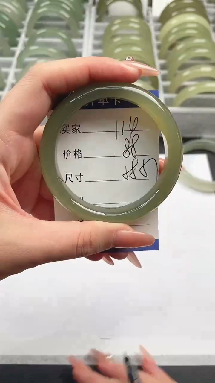 未镶嵌手镯石英质玉湖水绿