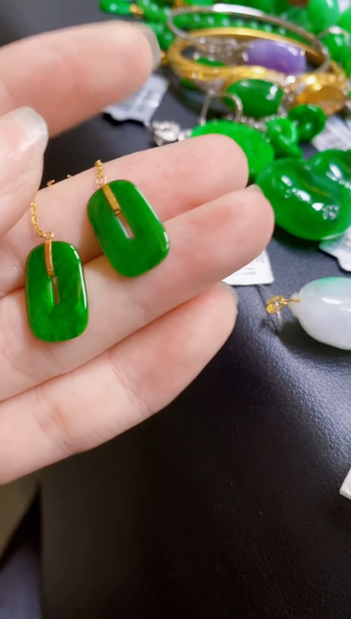 颈饰18K金镶嵌翡翠耳饰