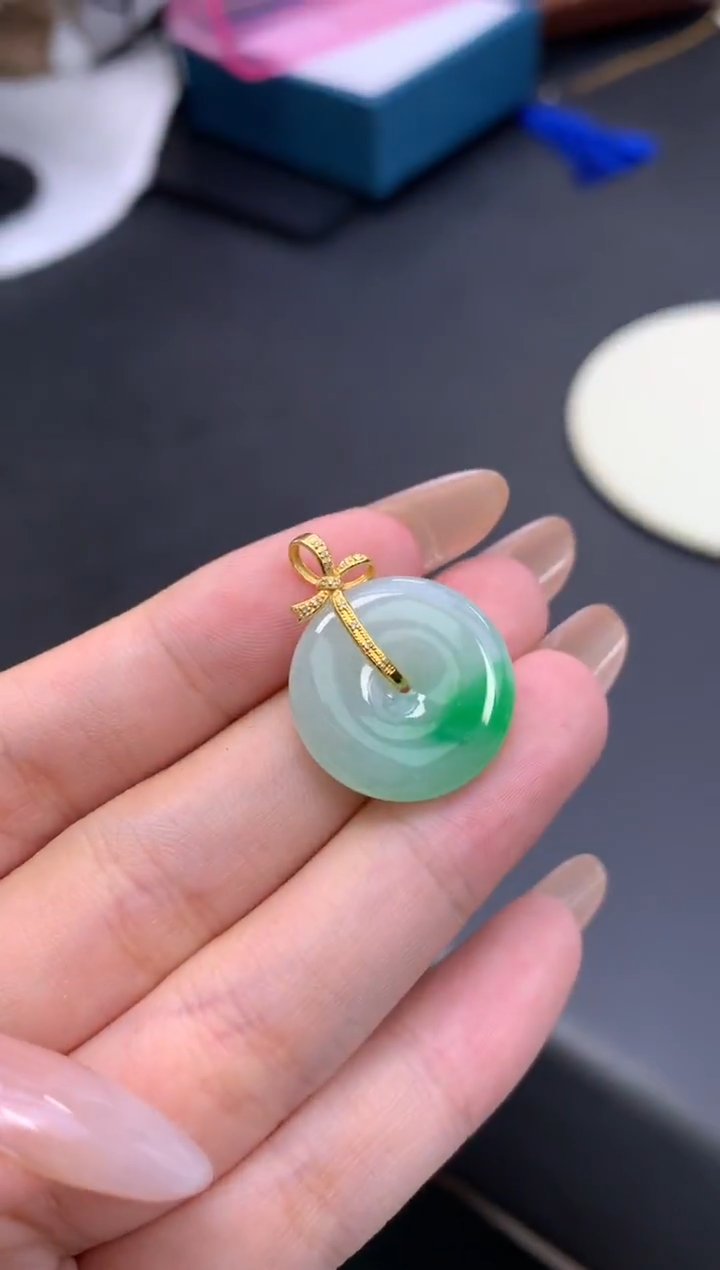 颈饰18K金镶嵌翡翠48小时鉴赏期 退货不扣服务费