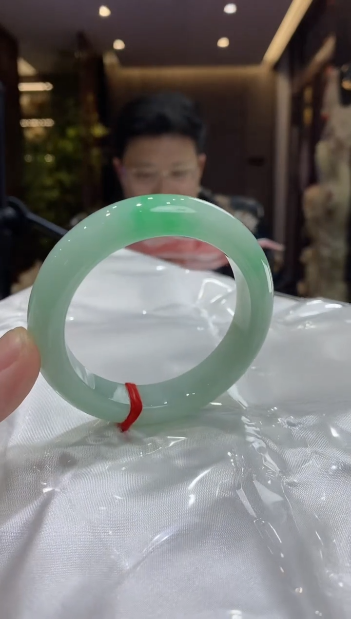 【闪购商品】翡翠手镯未镶嵌12号 圈口52 微瑕