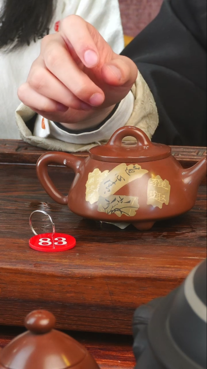 83号逢春紫陶全手工羊肝红刻填残贴石瓢壶240ml（微微微微微暇）