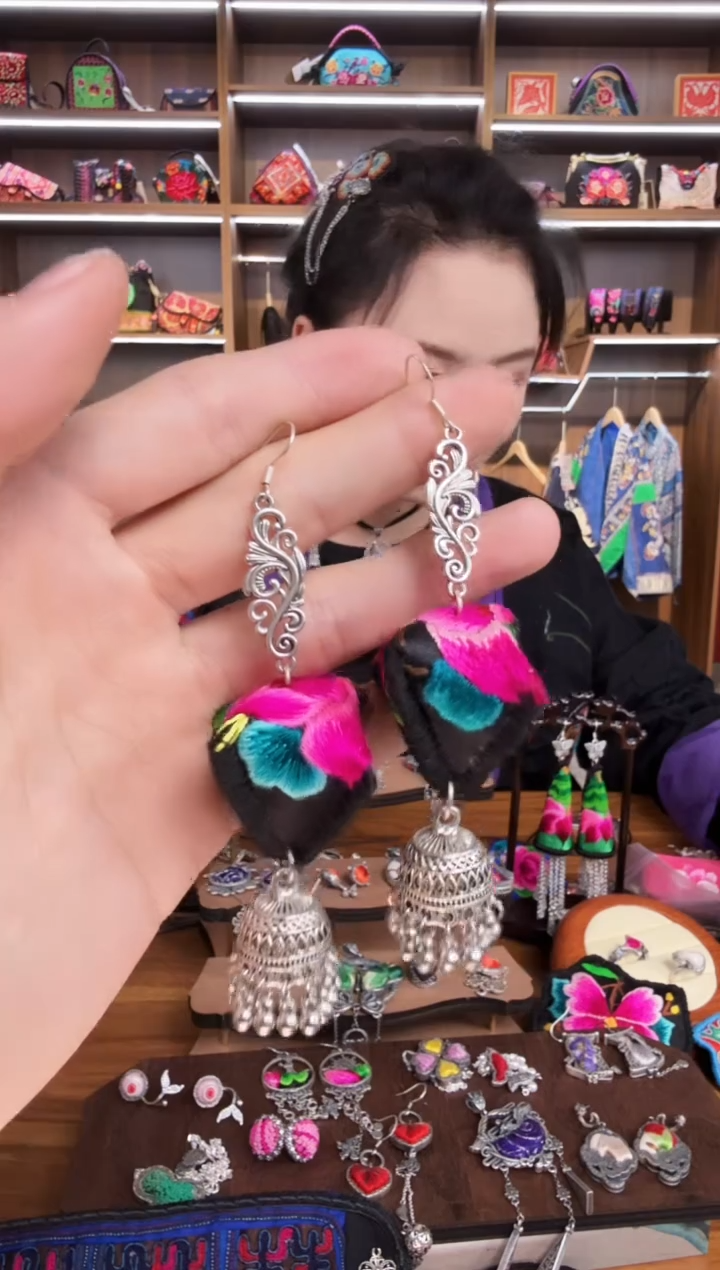 【闪购商品】织绣207蒙阿苏苗绣传承