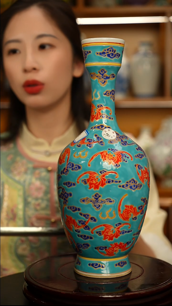 仿清瓷蓝地粉彩祥云蝙蝠纹赏瓶一只