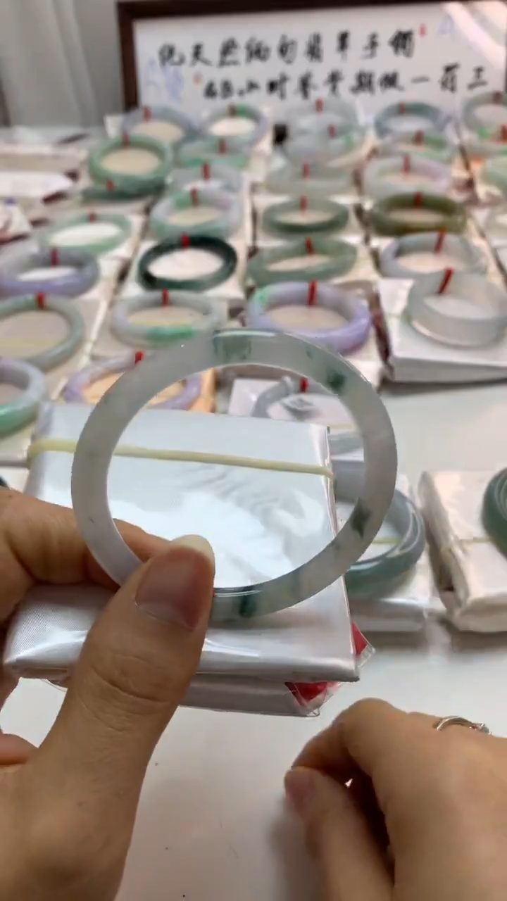 未镶嵌手镯翡翠52.7圆条飘花