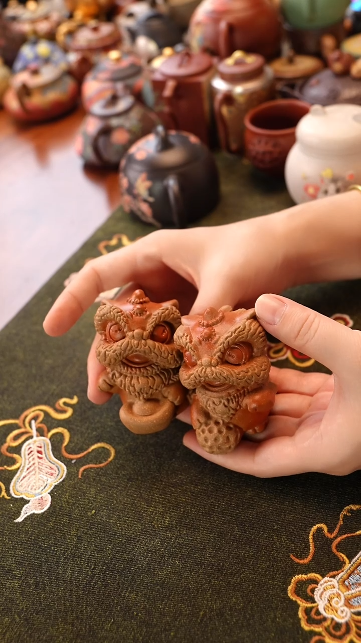 茶壶紫砂醒狮一对