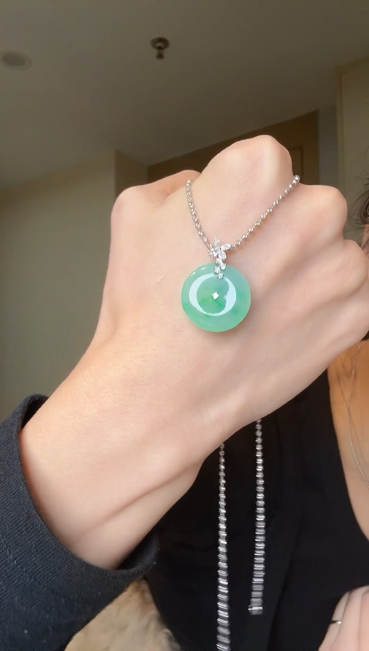 【闪购商品】翡翠吊坠(不含链)18K金镶嵌天然翡翠吊坠