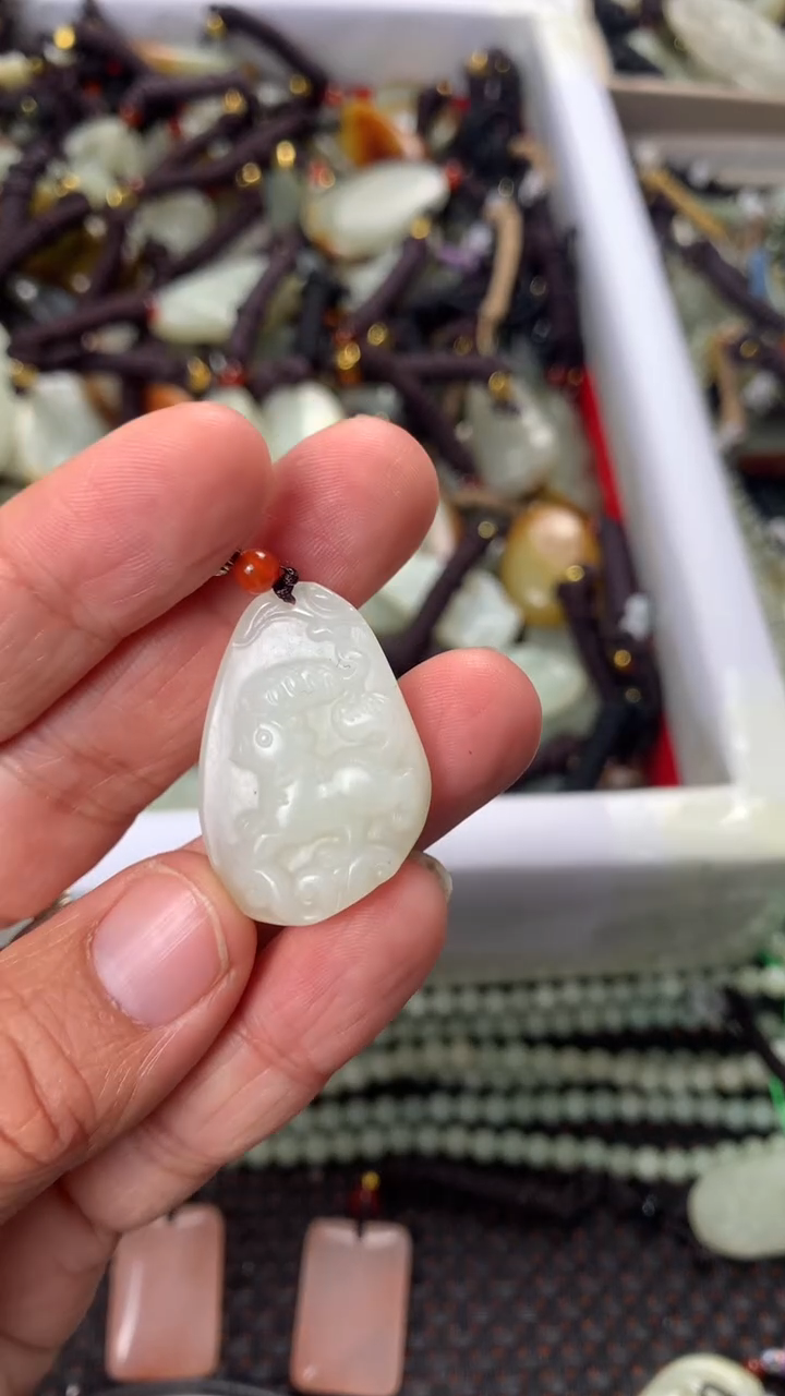 【闪购商品】和田玉颈饰未镶嵌多样性发货没有证书，拍一发一.有瑕