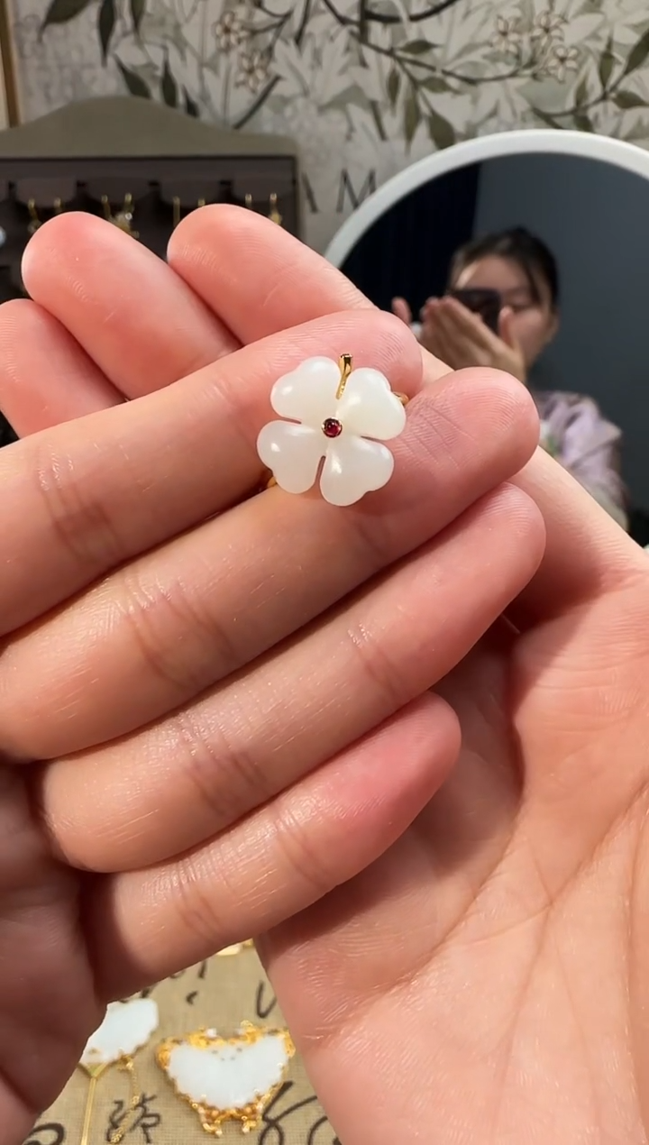 【闪购商品】和田玉戒指18K金镶嵌四叶草