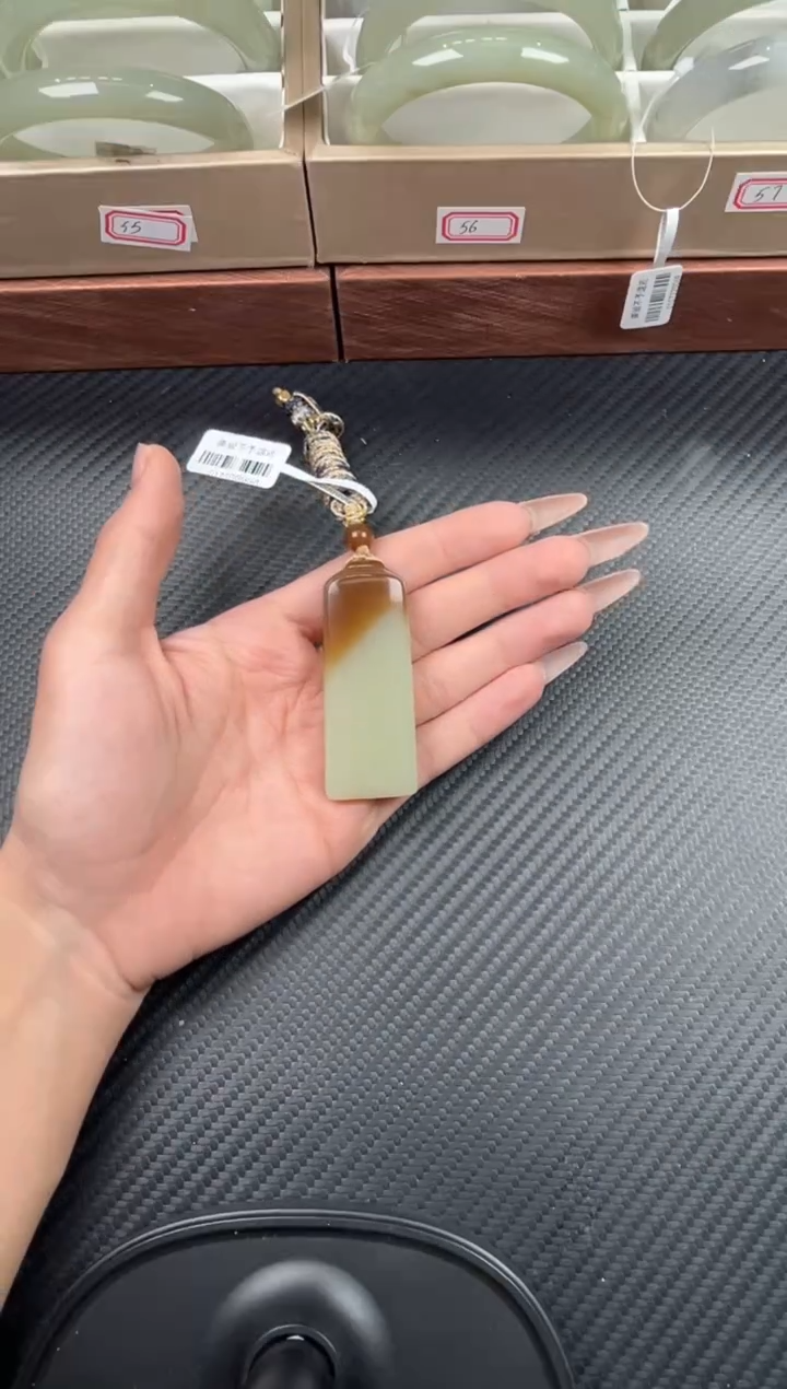 吊坠(赠链)未镶嵌和田玉若羌微色差吊坠m