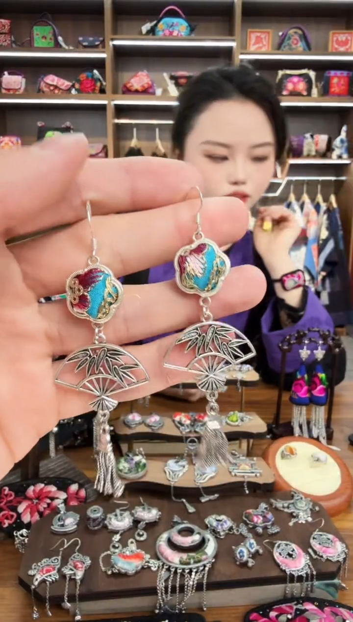 【闪购商品】织绣32蒙阿苏苗绣传承