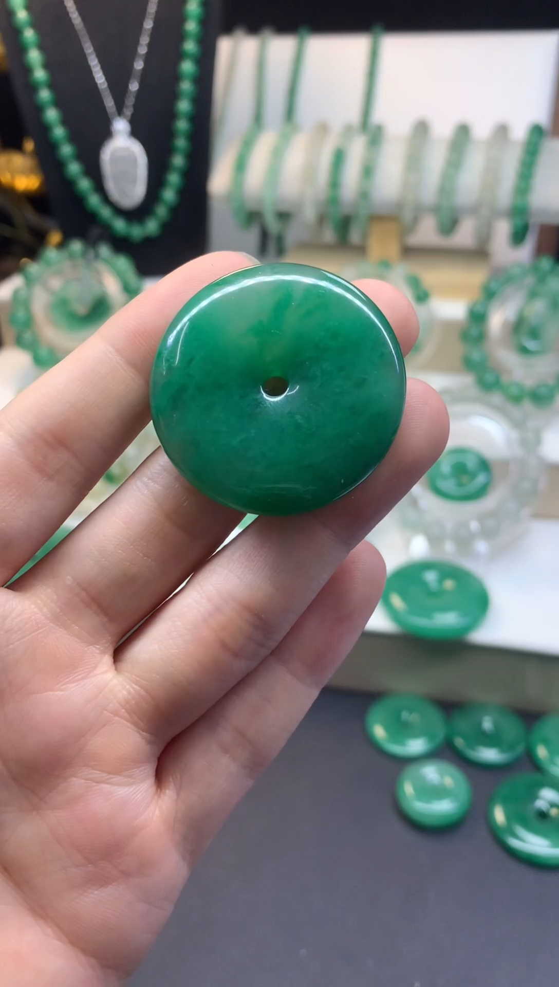 吊坠(不含链)未镶嵌石英质玉（非洲翠）37mm平安扣