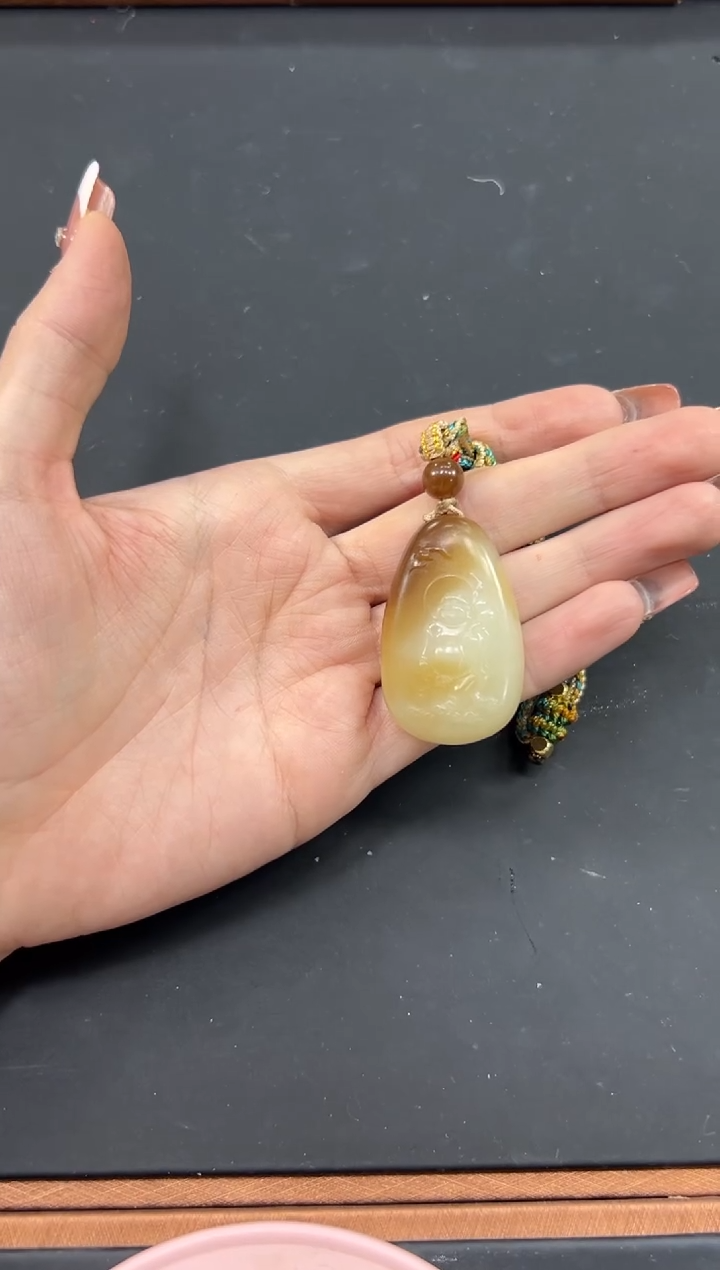 【闪购商品】和田玉吊坠(赠链)未镶嵌且末金山微色差吊坠