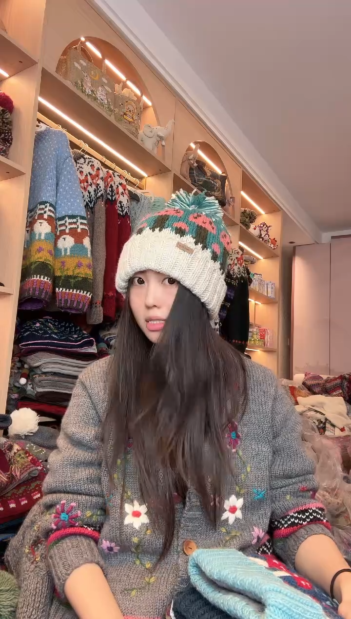 羊毛浅白色翻边蘑菇帽