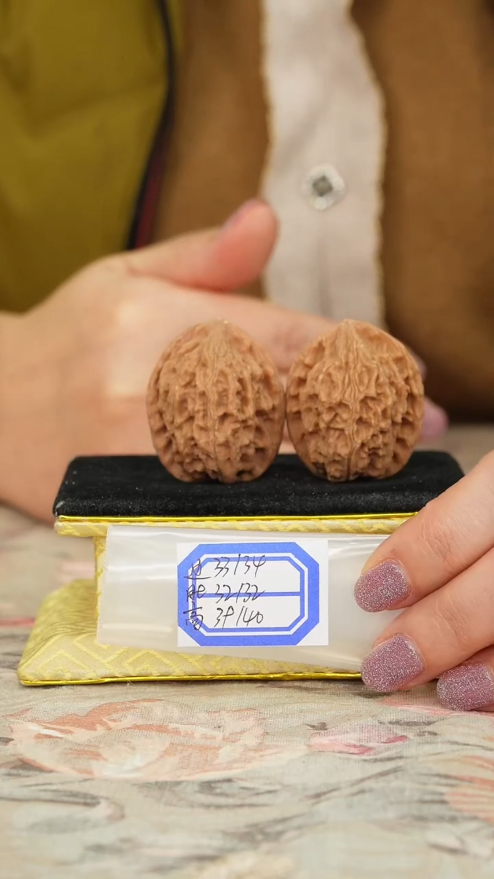 【闪购商品】文玩核桃把件龙纹官帽有修