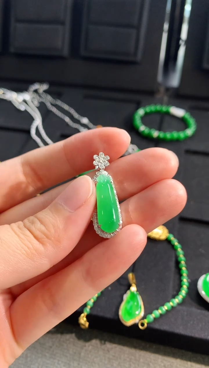 【闪购商品】翡翠颈饰18K金镶嵌吊坠