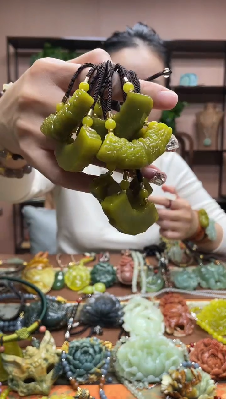 未镶嵌岫玉吊坠多样性发货发其中之一