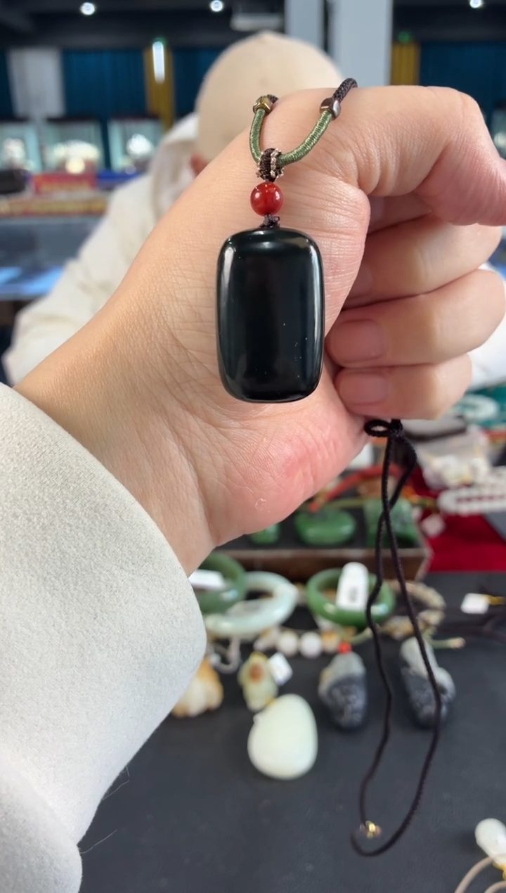 颈饰未镶嵌和田玉吊坠