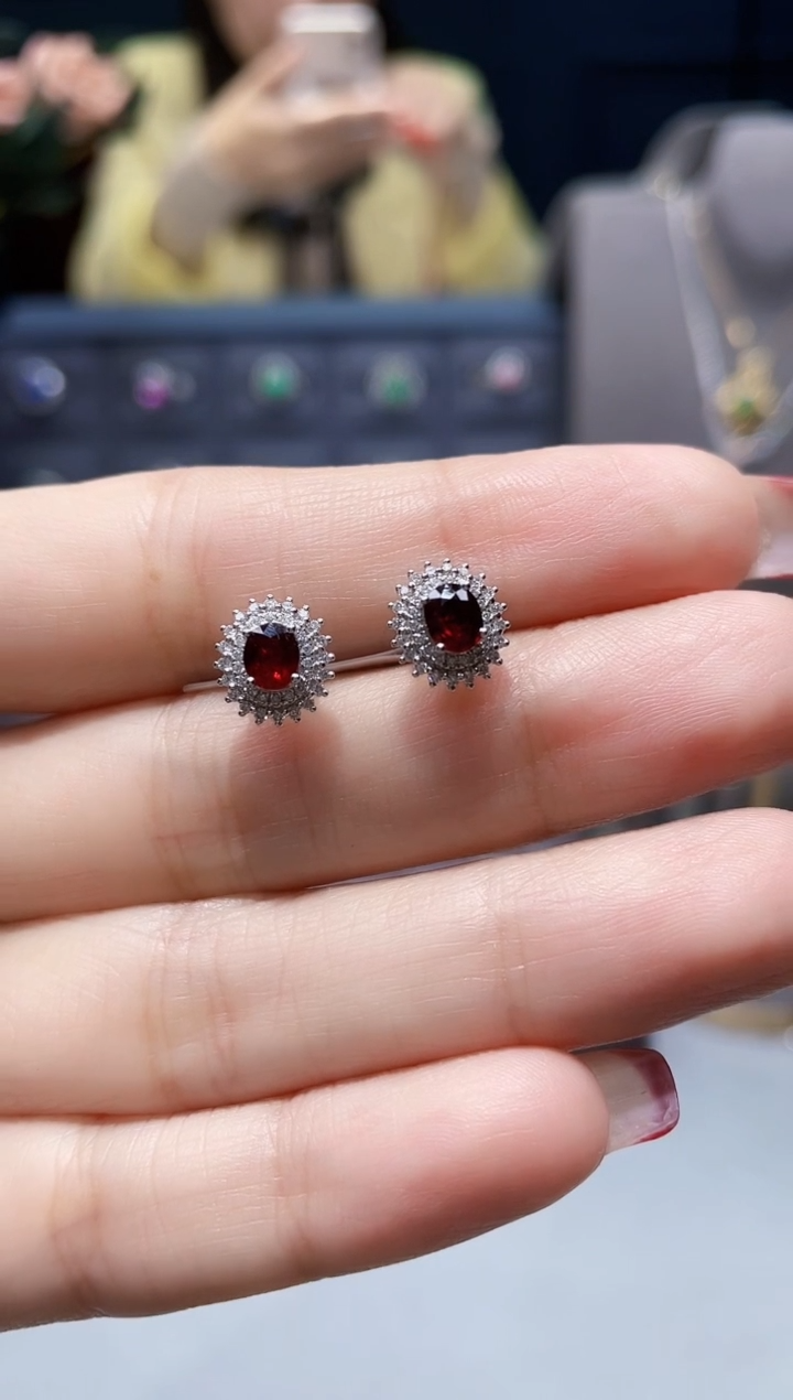 【闪购商品】红宝石耳钉18K金镶嵌0.74克拉