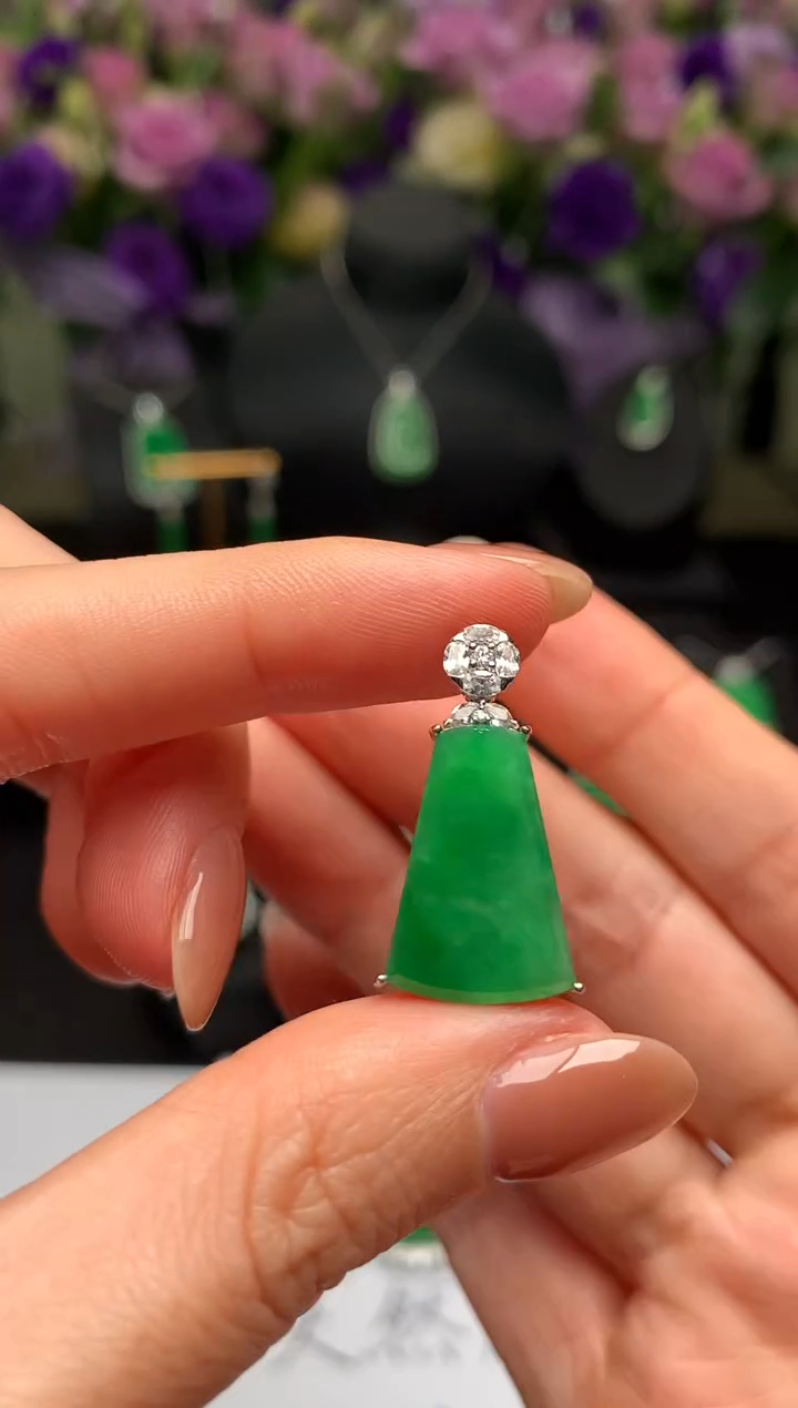 颈饰18K金镶嵌翡翠无事牌