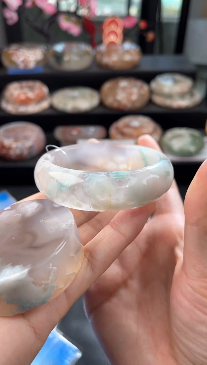 【闪购商品】石英质玉手镯未镶嵌52