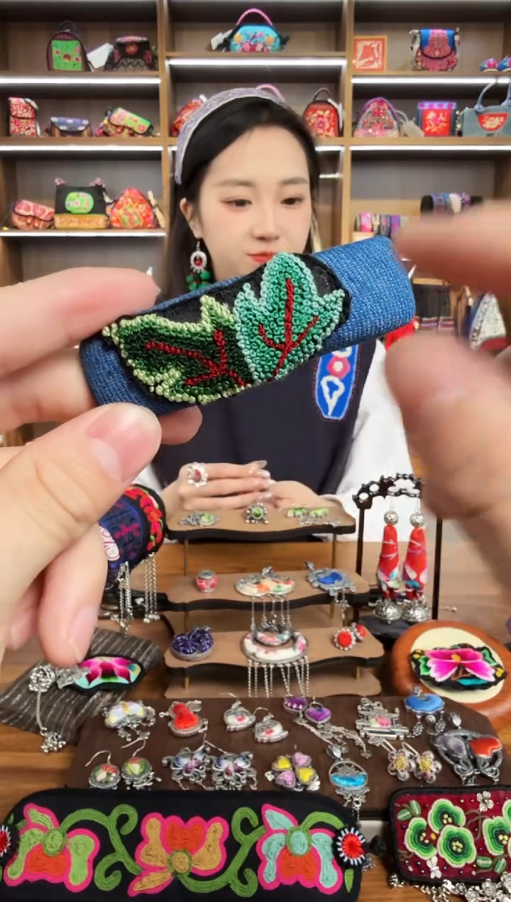 【闪购商品】织绣11蒙阿苏苗绣传承