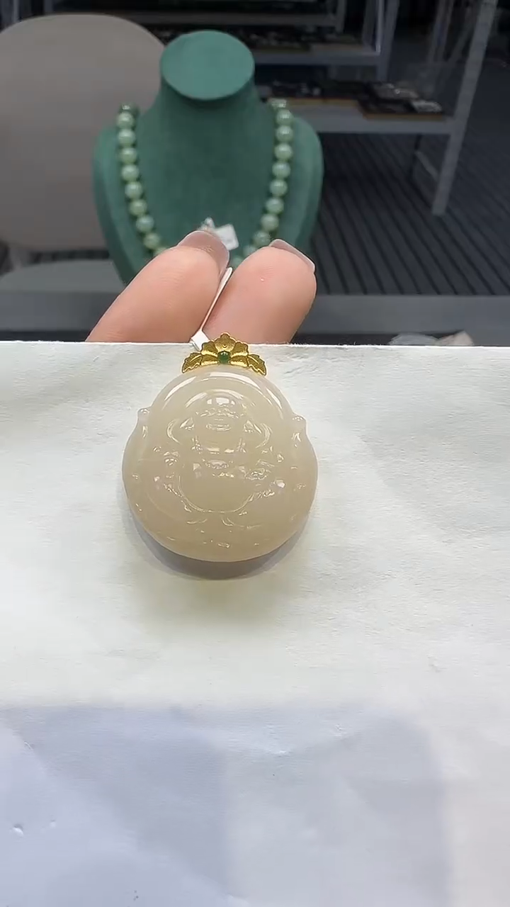 18K金镶嵌和田玉挂件1