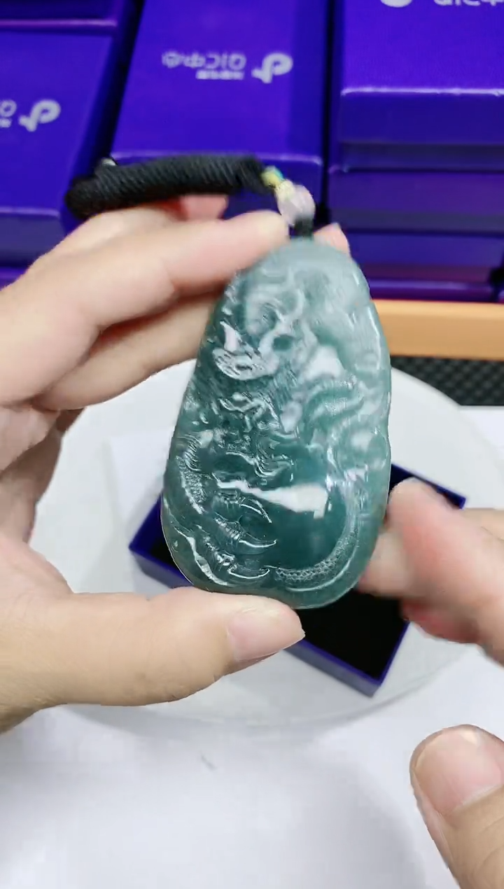 翡翠未镶嵌颈饰          