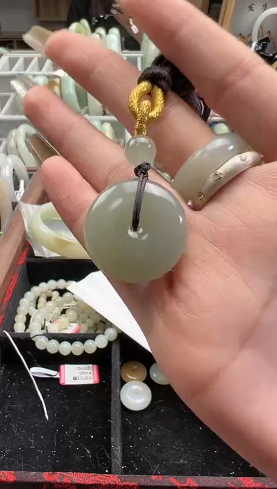 【闪购商品】和田玉吊坠(赠链)未镶嵌且末料青白玉平安扣16.1克